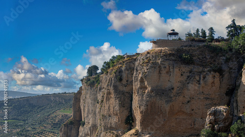 Tableau sur toile Vista alejada del mirador de La Sevillana en la villa de Ronda, Andalucía, España