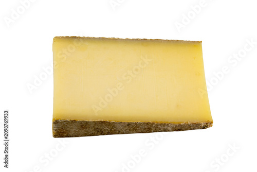 Morceau de fromage de cantal sur un fond blanc