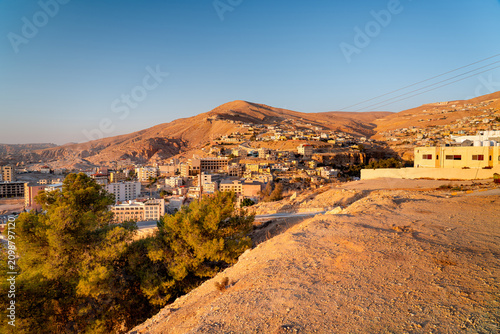 Foto Wadi Musa town, old buildings on the hills, Jordan.