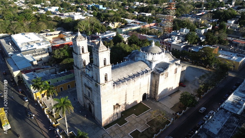 Foto Cinematic view of the historic San Servacio Church and colonial architecture in