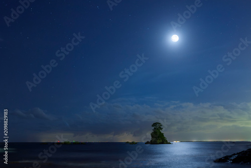 景勝地の海と満月と星々
