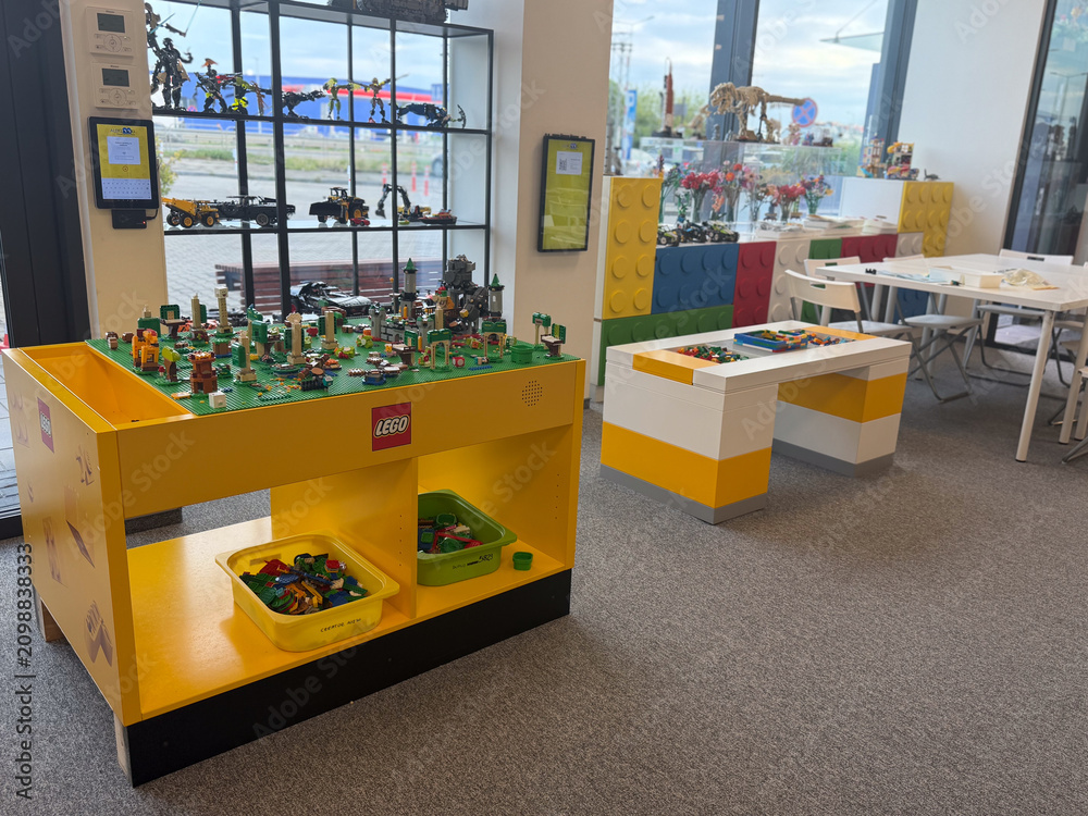 Obraz premium Indoor lego play area with a building table, colorful blocks, and a bright windowed room for kids and family fun