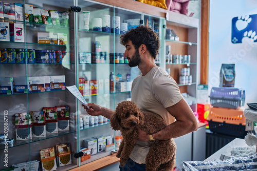 Cuadro en lienzo Man with poodle shopping for pet supplies in store