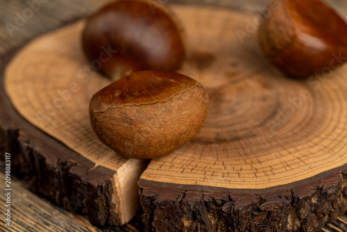 Fotografía Edible harvested chestnuts, chestnut shell