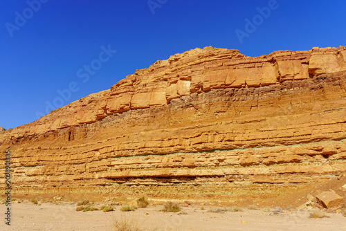 Foto Desert landscape, inside Makhtesh (crater) Ramon