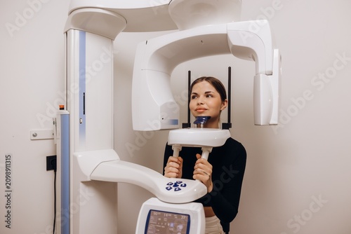Schilderij op canvas Woman undergoing dental panoramic x-ray examination