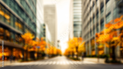 ビル街と紅葉した並木が色づく秋の都市風景