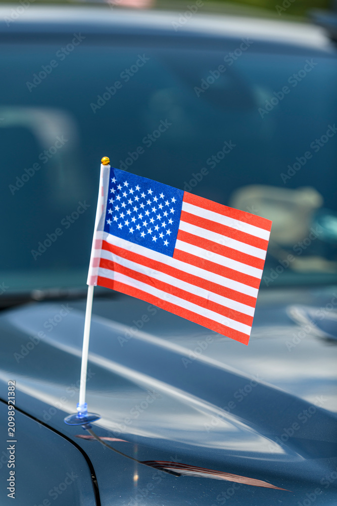 Fototapeta premium bandierina USA su automobile SUV nero