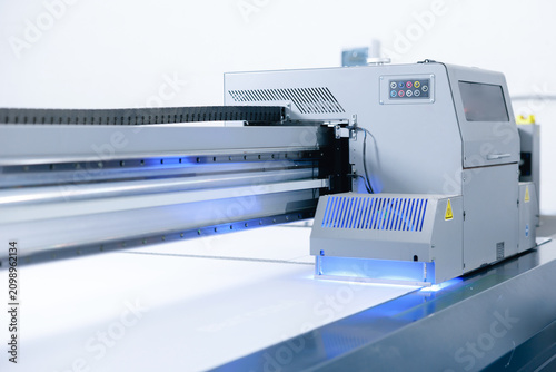 Fotografie Commercial flatbed UV printing machine with control panel and illuminated head f