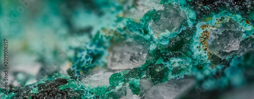 Foto White quartz crystals with green malachite ultrawide panoramic shot, documentary