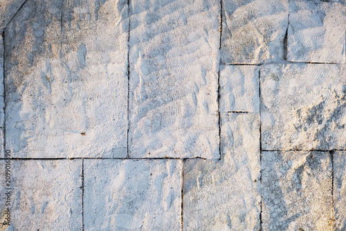 Foto Natural stone wall texture with rectangular cut blocks and rough split-face surface