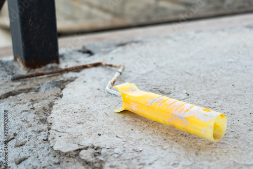 Canvastavla Old discarded paint roller handle on a rough concrete surface