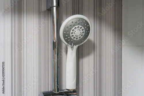 Cuadro en lienzo Modern showerhead mounted on sleek chrome pipe