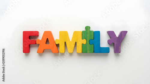 Foto Colorful wooden 'family' letters on white surface positive concept illustration
