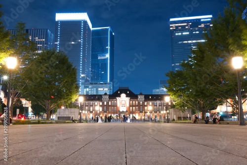 Bild auf Leinwand ライトアップされた東京駅丸の内駅舎と高層ビルが輝く夜景  
Illuminated Tokyo Station Marunouchi Building with
