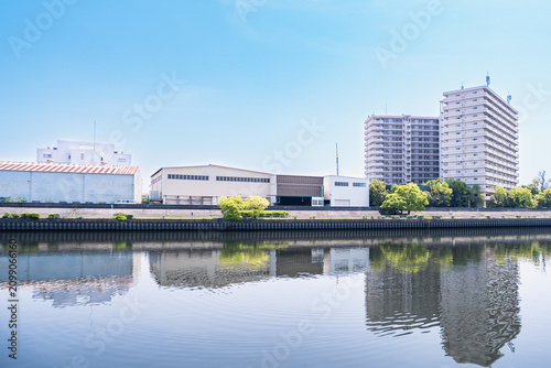 Vászonkép 穏やかな川面に美しく反射する倉庫と高層マンション