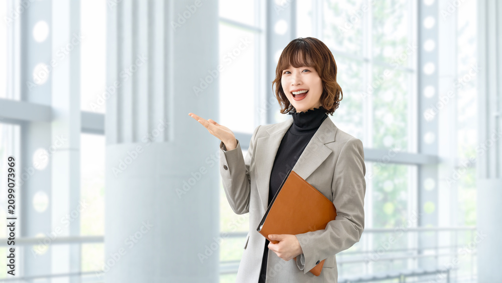 Fototapeta premium 案内をする笑顔の女性・ビジネスウーマン, Smiling Businesswoman Providing Guidance