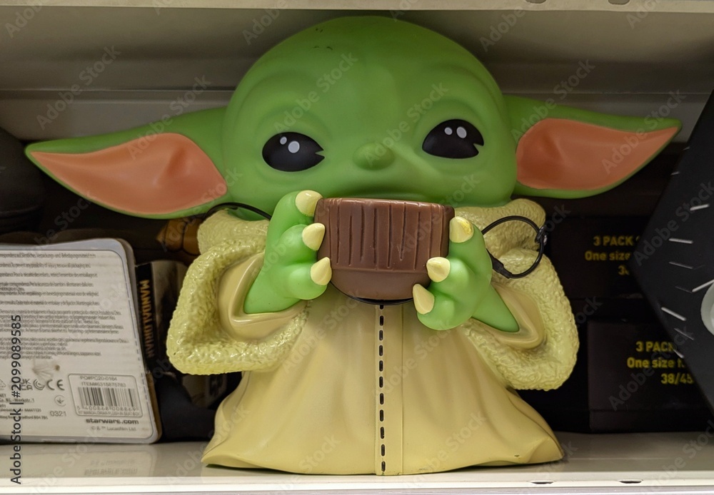 Fototapeta premium Hucha con forma de muñeco de plástico de Grogu, personaje de The Mandalorian de Star Wars, en estante de juguetería Toy Planet en Madrid, España, 15 de mayo de 2026