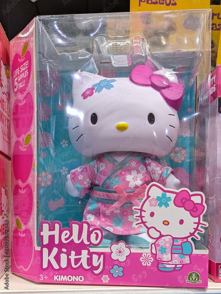 Fototapeta premium Muñeca de Hello Kitty Kimono, en juguetería Toy Planet en Madrid, España, 15 de mayo de 2026