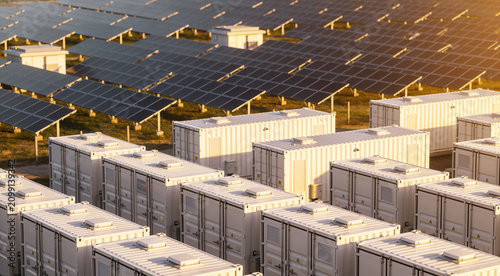 Foto Modern solar farm with rows of battery storage containers and photovoltaic panel