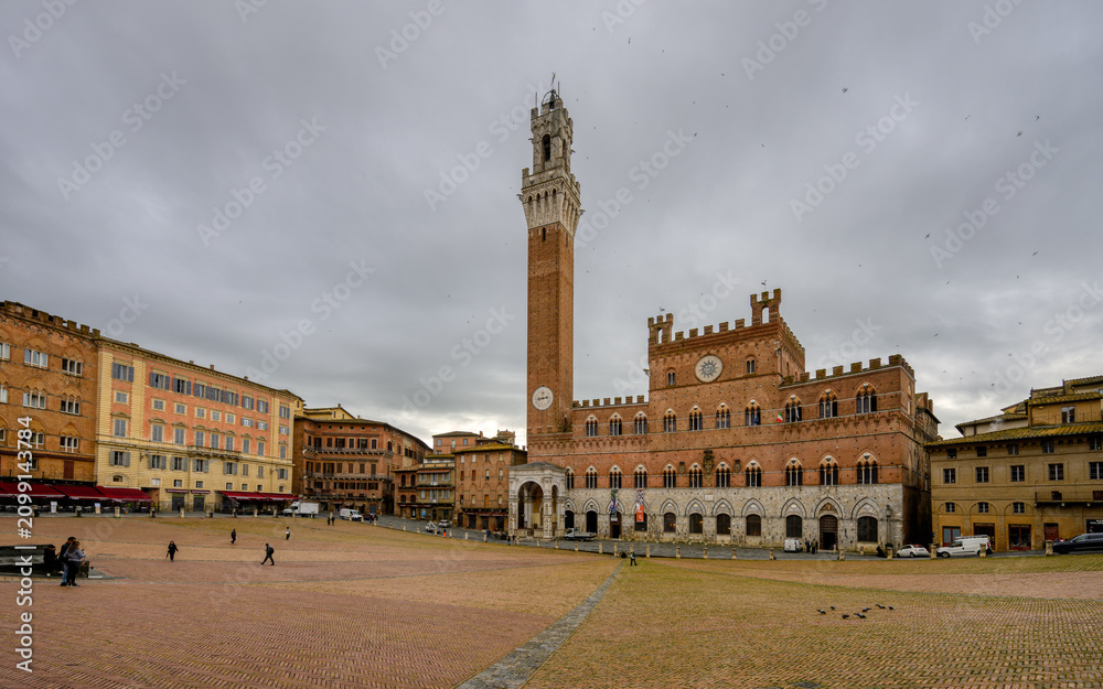 Obraz premium Siena, Italy- 14th April 2026 - A view of the Piazza del Campo