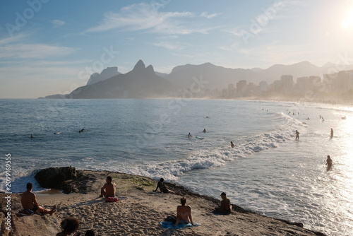 Fotografía Vista da Praia de Ipanema ao entardecer, fotografada da Pedra do Arpoador, com a maresia formando uma névoa branca sobre a areia e os prédios, criando uma atmosfera única