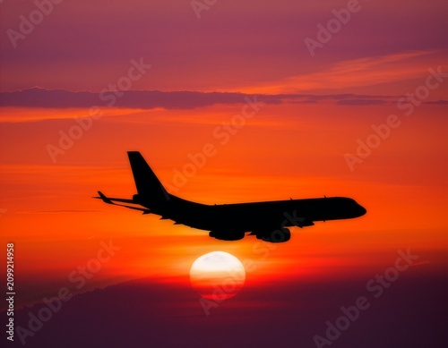 夕日を背景にしたジェット旅客機のシルエット / The silhouette of a jet airliner against the setting sun