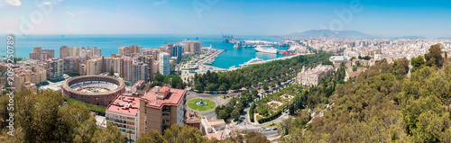 Foto Great panoramic view of Malaga, on the Costa del Sol, where you can see among other sites, the maritime port, the Alcazaba, the town hall and the bullring