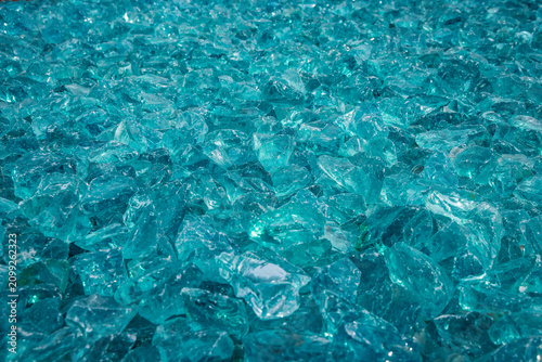 Фотография Close-up view of sparkling blue glass shards creating a textured background