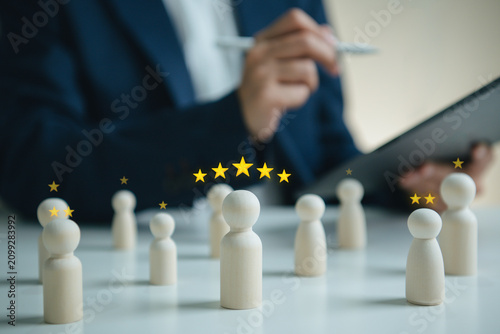 Foto Customer satisfaction rating with businessperson reviewing figurines and star sc