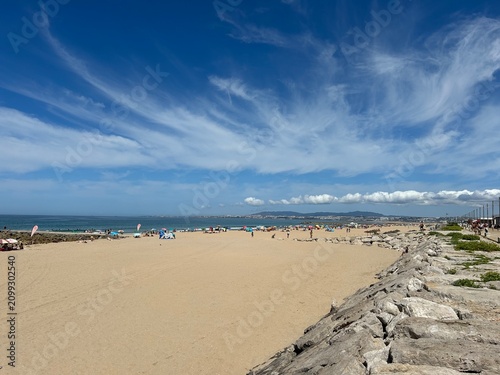Vue panoramique sur la plage de Costa de Caparica au Portugal