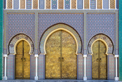 Foto hte beautiful pattern of the front of the Dar al-Makhzen (Royal Palace) in Fez