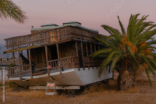 Quadro su tela houseboat on the beach