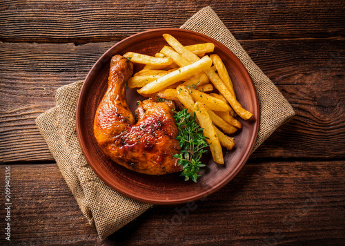 Muslo de pollo con patatas fritas