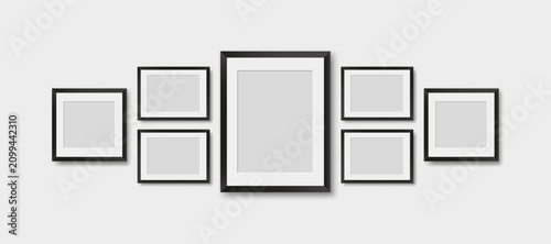 Quadro su tela Gallery Wall Ensemble: A collection of seven empty picture frames arranged artfully on a wall, ready to showcase cherished memories or striking artwork