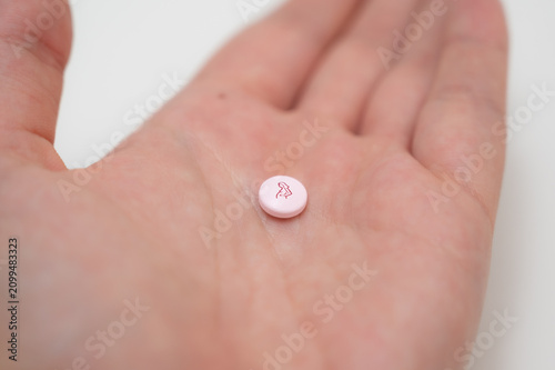 Bild auf Leinwand Prenatal medication tablet in hand