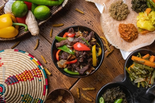Foto High angle shot of the Ethiopian delicious Derek Tibs meat dish