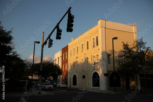 Foto The setting sun illuminates the buildings of historic downtown Gainesville, Florida, USA