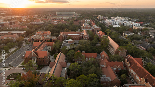Foto Aerial sunset view of the buildings of downtown Gainesville, Florida, USA