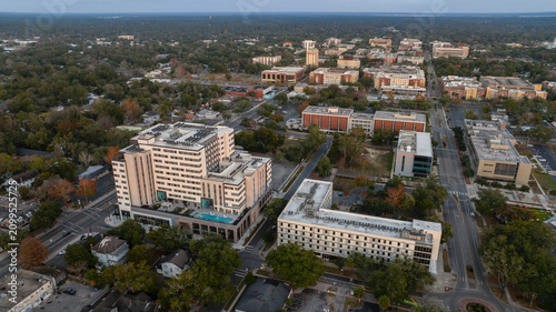 Foto Aerial sunset view of the buildings of downtown Gainesville, Florida, USA