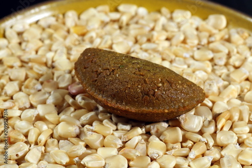 Fotografie Cornmeal mush pastry served on ears of corn of various colors.