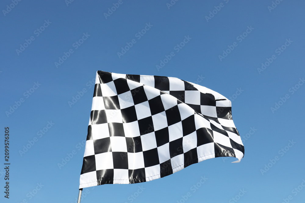 Obraz premium One checkered flag against blue sky outdoors