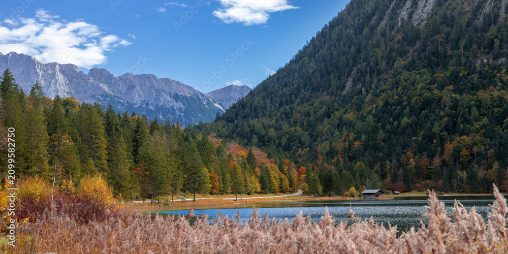 Obraz premium Ferchensee lake in Bavarian Alps during autumn colors