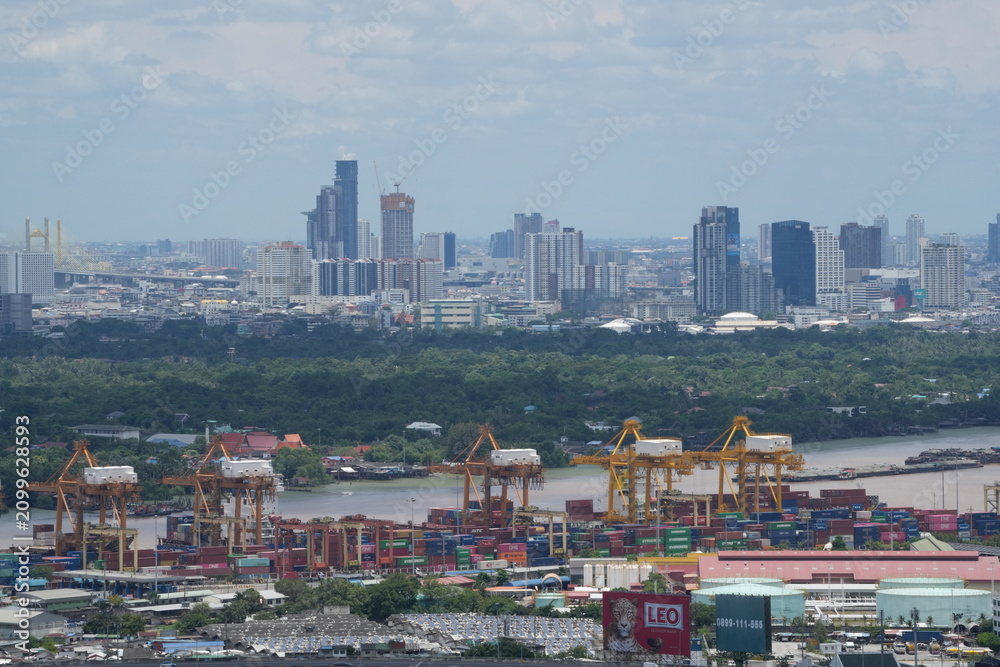 Obraz premium An industrial port with tanks along the river spreading along the riverside industrial zone on the outskirts of Bangkok in Thailand, perfect for editorial and commercial use.