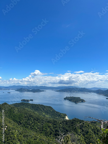 Bild auf Leinwand 瀬戸内海の多島美
青空に浮かぶ島々の景色