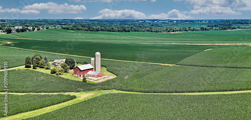Foto Panorama Aerial View of Farm homesteads and Corn Production Fields in South West