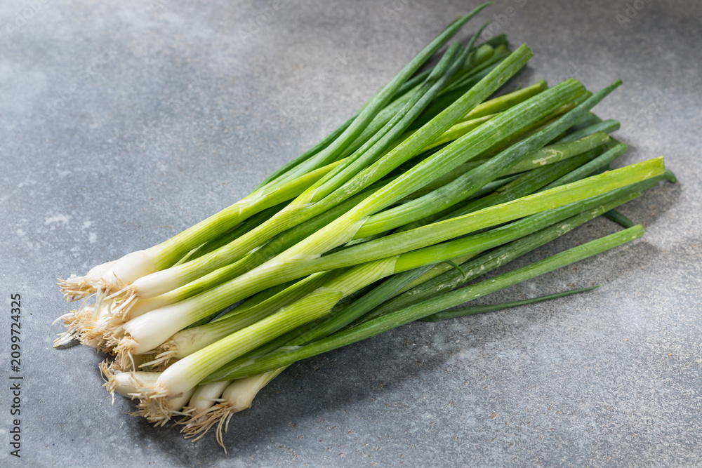 Fototapeta premium Raw Organic Green Onion Scallions