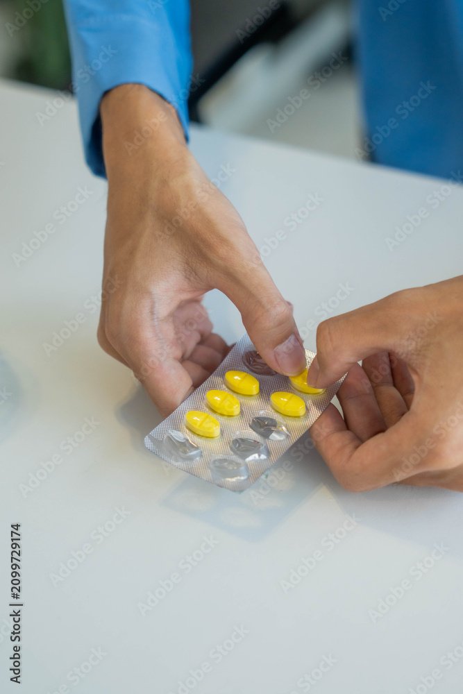 Obraz premium Patient taking medication out of pack