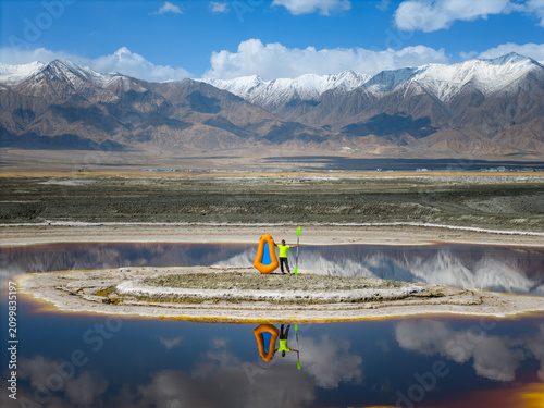 Obraz na plátně Dachaidan Salt Lake in Qinghai, China: A person with inflatable raft stands on s