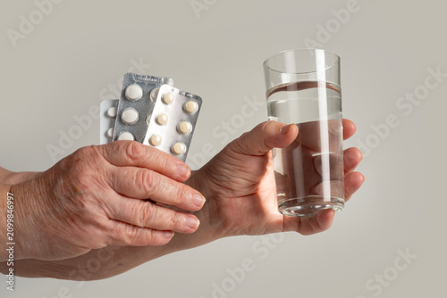 Obraz na plátně Pills in hand for medicine intake